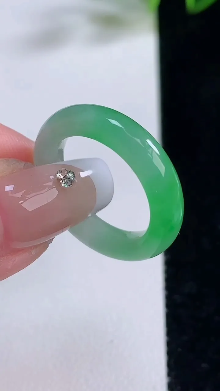 天然A货翡翠指环戒指，尺寸17.4-4.8-3.7，重量:3.74g2025年12月22日
工厂直销收藏佳品,种好水足，色泽均匀，有种有色，上手高大气！