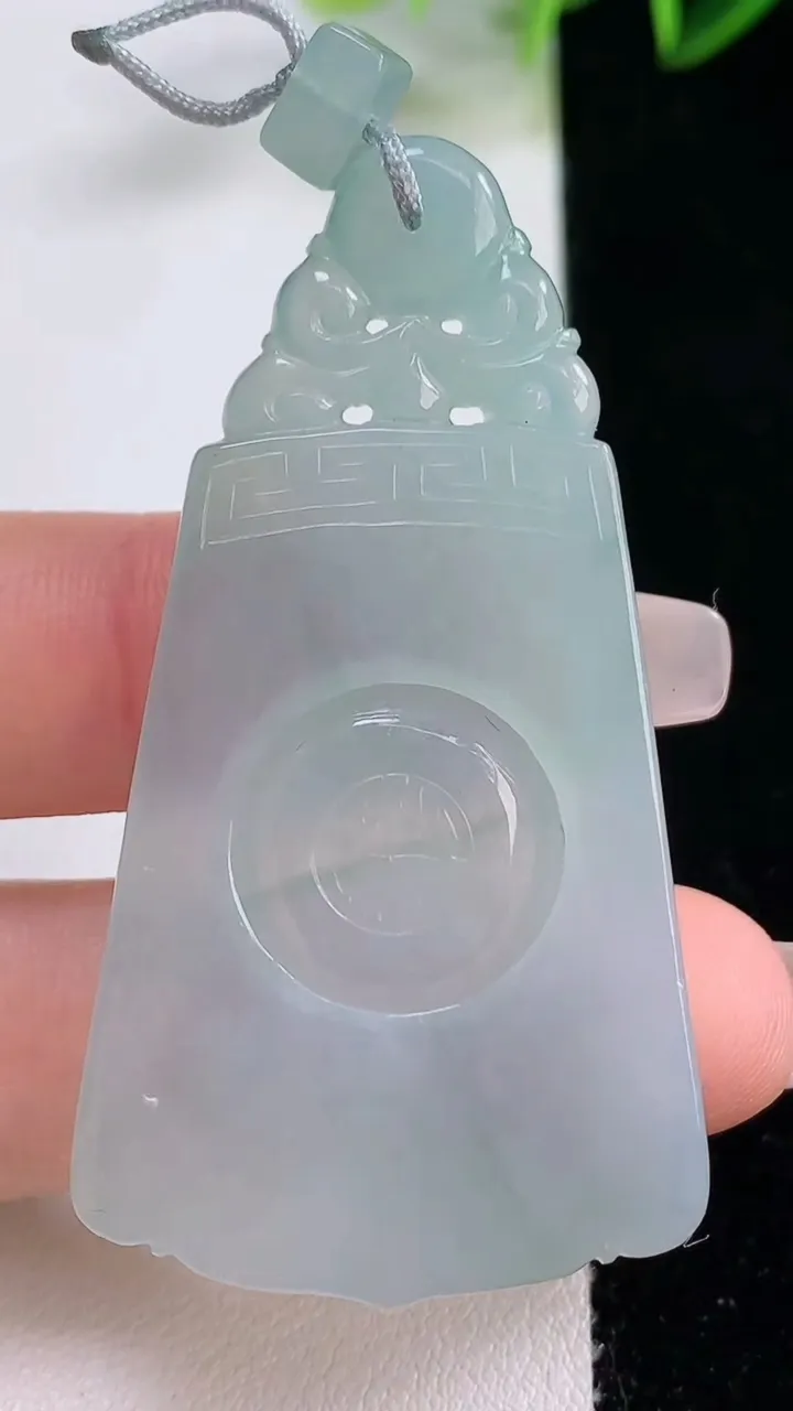 天然A货翡翠仿古无事牌吊坠，尺寸56-30.5-4，重量:15.78g
12月22日