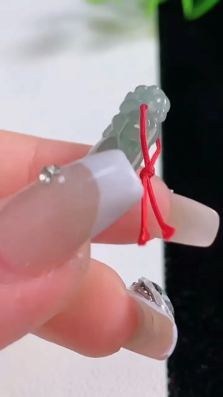 天然A货翡翠如意吊坠，尺寸35.7-14-3.6，重量:4.20g
12月22日