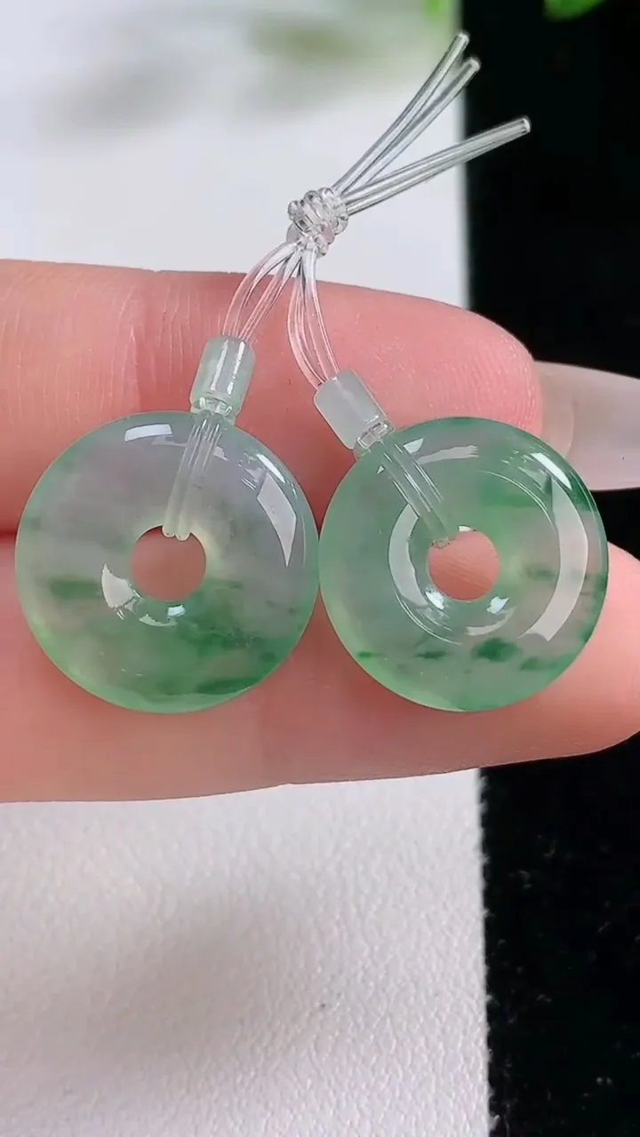 天然A货翡翠冰种飘花平安环吊坠一对，尺寸16.4-3.3，重量:4.32g
12月22日