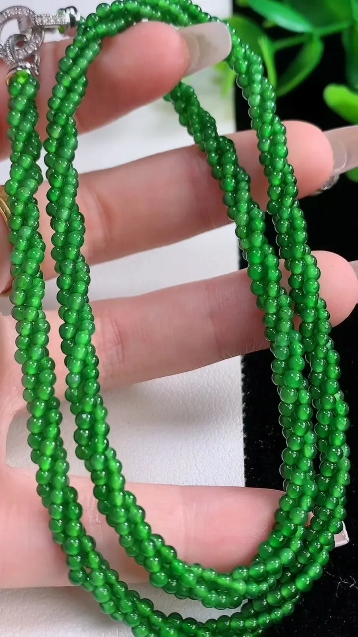 天然A货翡翠小米珠三排项链，尺寸2.3，重量:16.00g12月22日
工厂直销收藏佳品,种好水足，色泽均匀，有种有色，上手高大气！
