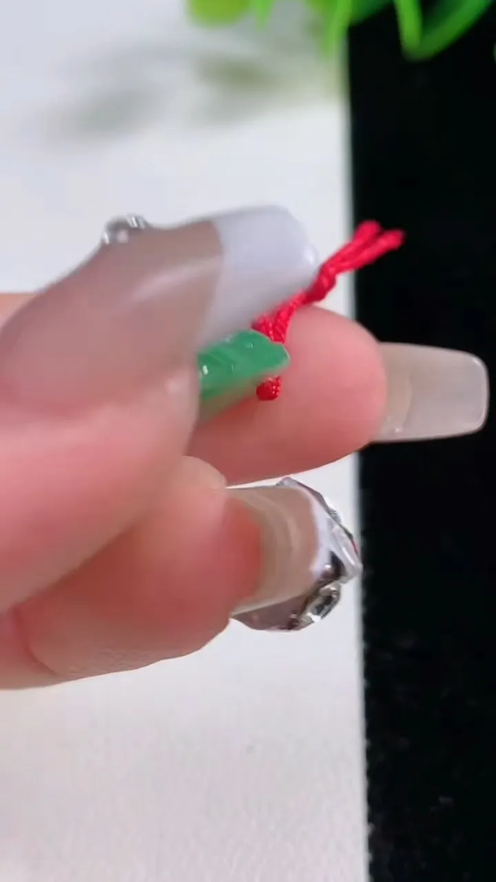 天然A货翡翠佛公吊坠，尺寸19-20.2-4.6，重量:2.98g
12月22日