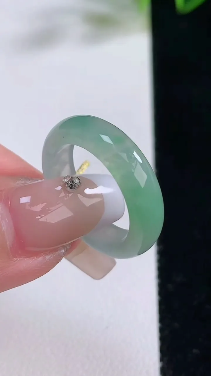 天然A货翡翠指环戒指，尺寸17.4-5.2-2.9，重量:3.38g2025年12月22日
工厂直销