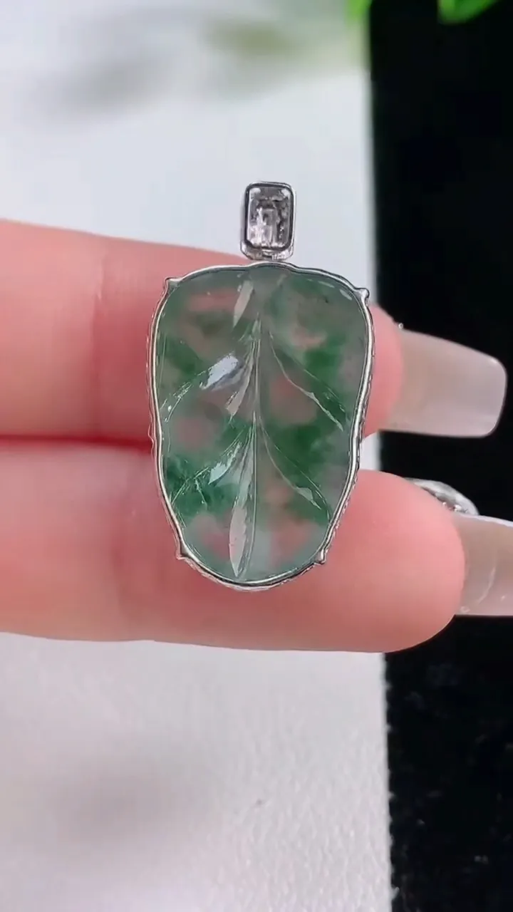 天然A货翡翠种飘花金枝玉叶 叶子吊坠，尺寸22.3-15.5-6，重量:3.64g
12月22日