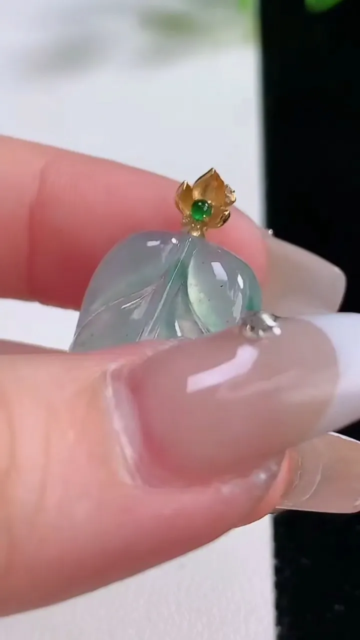 天然A货翡翠金枝玉叶 叶子吊坠，尺寸23.5-16.3-3.8，重量:2.79g
12月22日