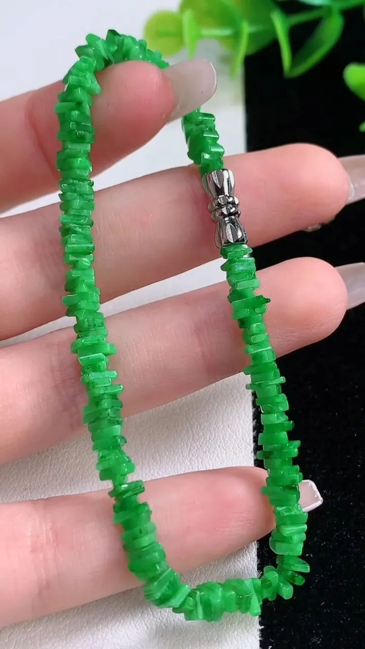 天然A货翡翠岁岁平安手串，尺寸4.3-4-2，重量:7.09g12月22日
工厂直销收藏佳品,种好水足，色泽均匀，有种有色，上手高大气！