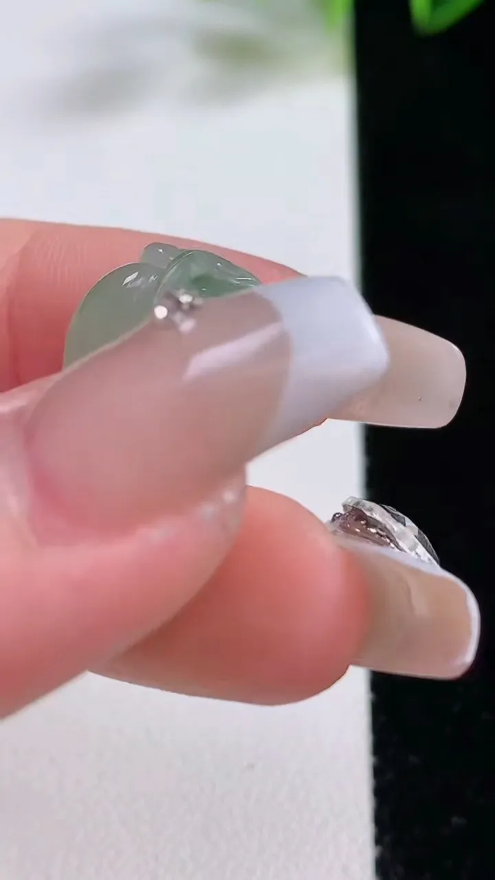 天然A货翡翠金枝玉叶 叶子吊坠，尺寸26.7-14.8-6，重量:3.88g
12月22日