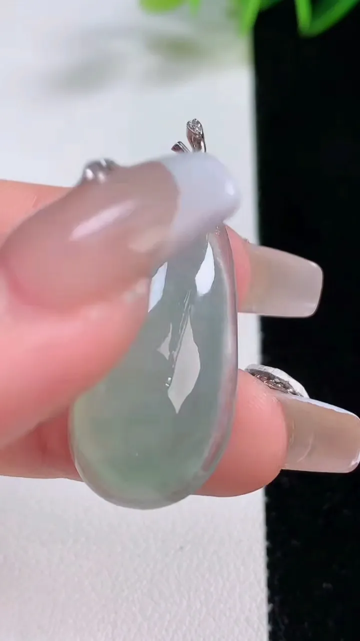 天然A货翡翠福瓜吊坠，尺寸32.5-15.6-7.5，重量:6.04g
12月22日