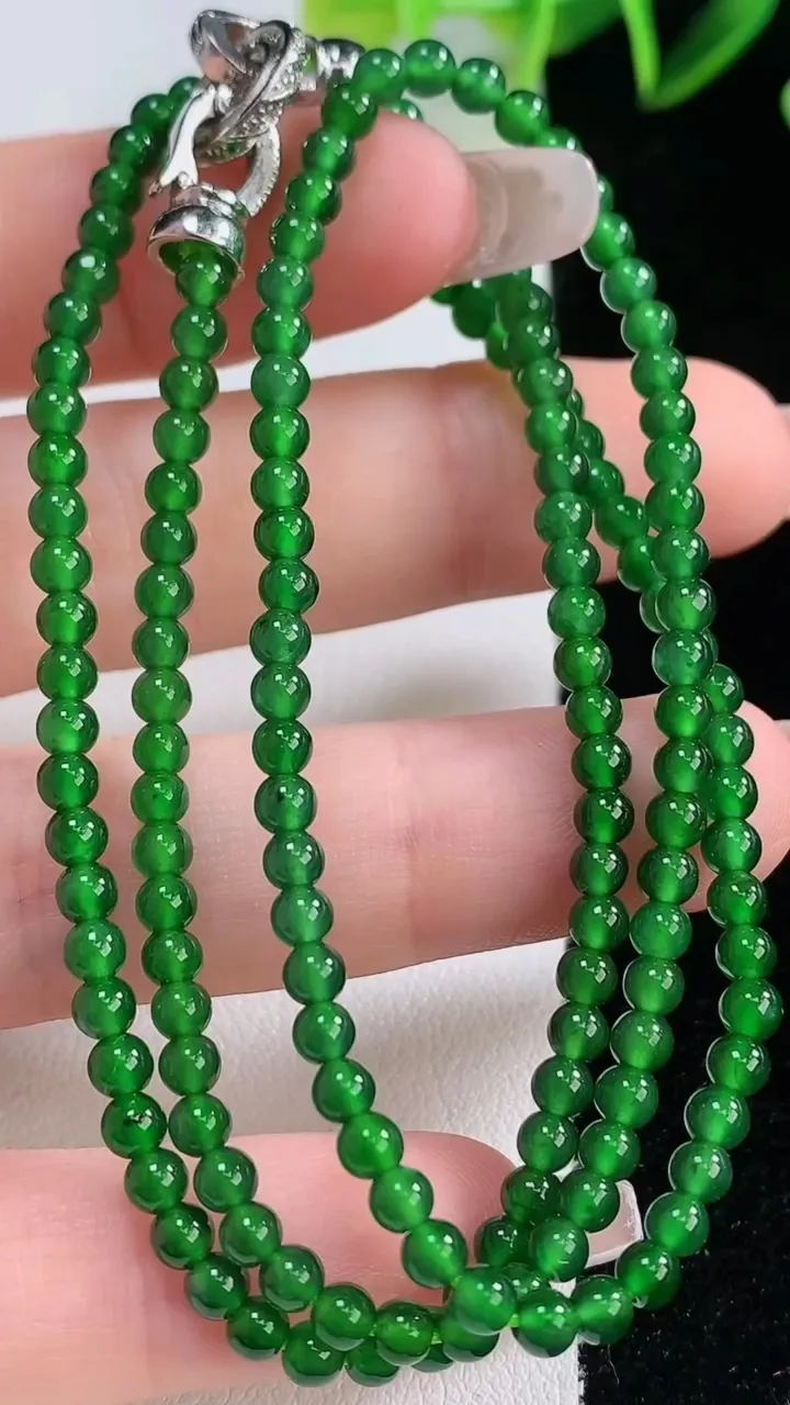 天然A货翡翠小米珠项链，尺寸3.3，重量:11.96g12月22日
工厂直销收藏佳品,种好水足，色泽均匀，有种有色，上手高大气！