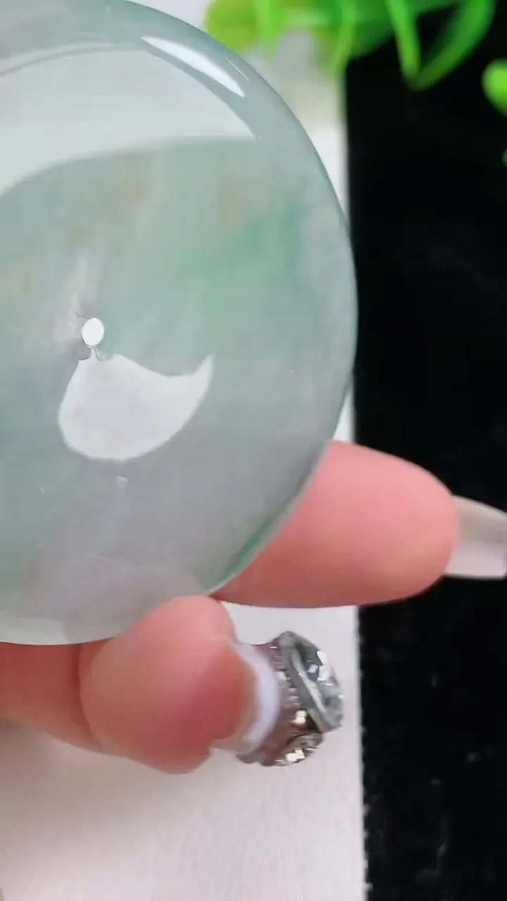 天然A货翡翠平安扣吊坠，尺寸47-6，重:30.30g
12月22日