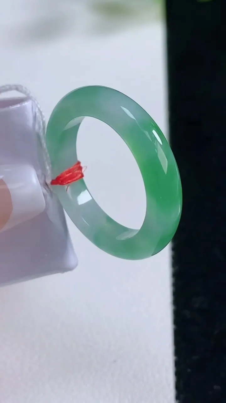 天然A货翡翠指环戒指，尺寸18.2-4.2-3.5，重量:4.93g2025年12月22日
工厂直销