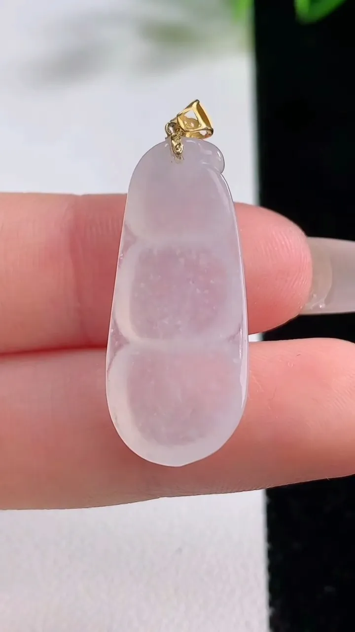 天然A货翡翠种白冰福豆吊坠，尺寸28.5-12.6-5，重量:3.72g
12月22日