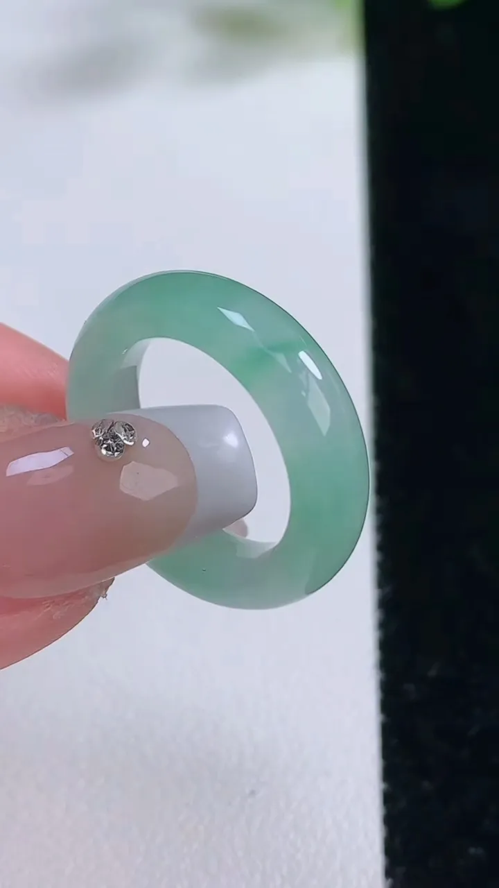 天然A货翡翠指环戒指，尺寸15.6-5.6-3.6，重量:3.85g2025年12月22日
工厂直销收藏佳品,种好水足，色泽均匀，有种有色，上手高大气！