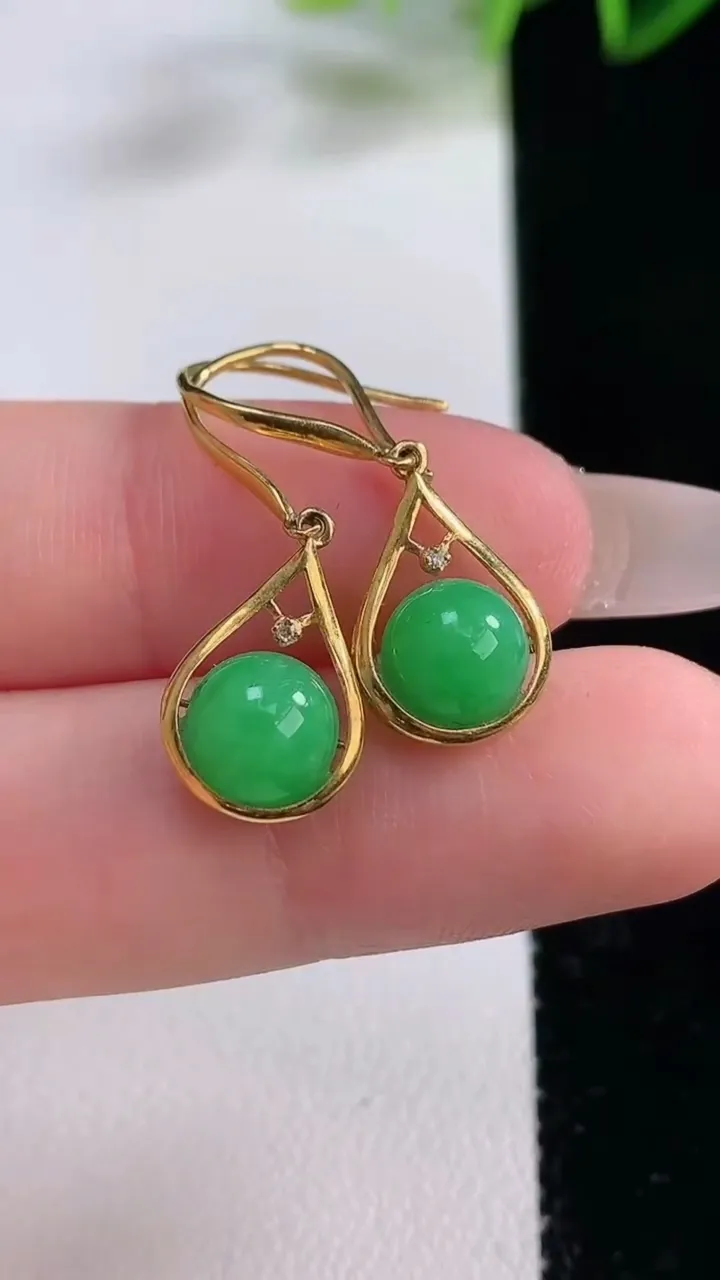 天然A货翡翠圆珠耳坠，尺寸7，重量:2.75g12月22日
工厂直销收藏佳品,种好水足，色泽均匀，有种有色，上手高大气！