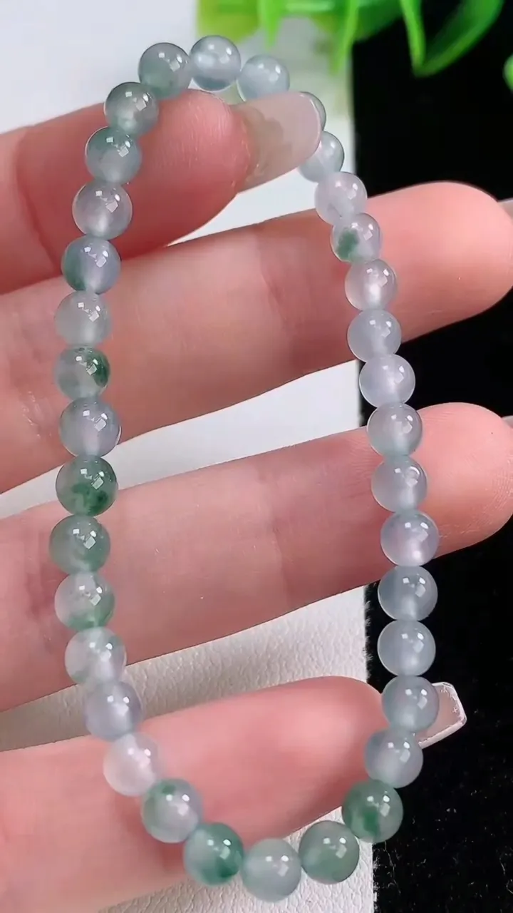 天然A货翡翠种飘花圆珠手串，尺寸4.6-35颗，重量:6.75g12月22日
工厂直销收藏佳品,种好水足，色泽均匀，有种有色，上手高大气！