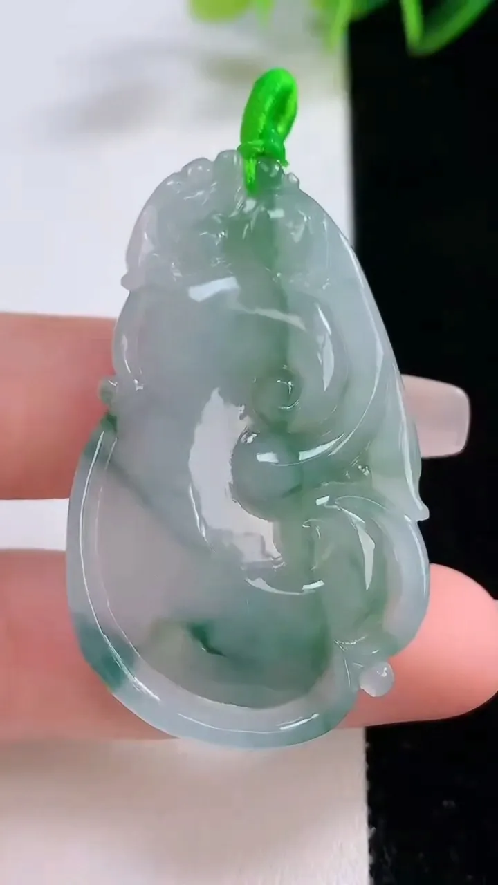天然A货翡翠冰种飘花如意吊坠，尺寸47.5-29-6.6，重量:16.62g
12月22日