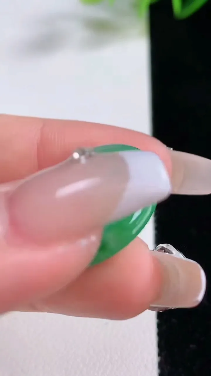 天然A货翡翠平安扣吊坠，尺寸23.6-3.2，重量:4.50g
12月22日