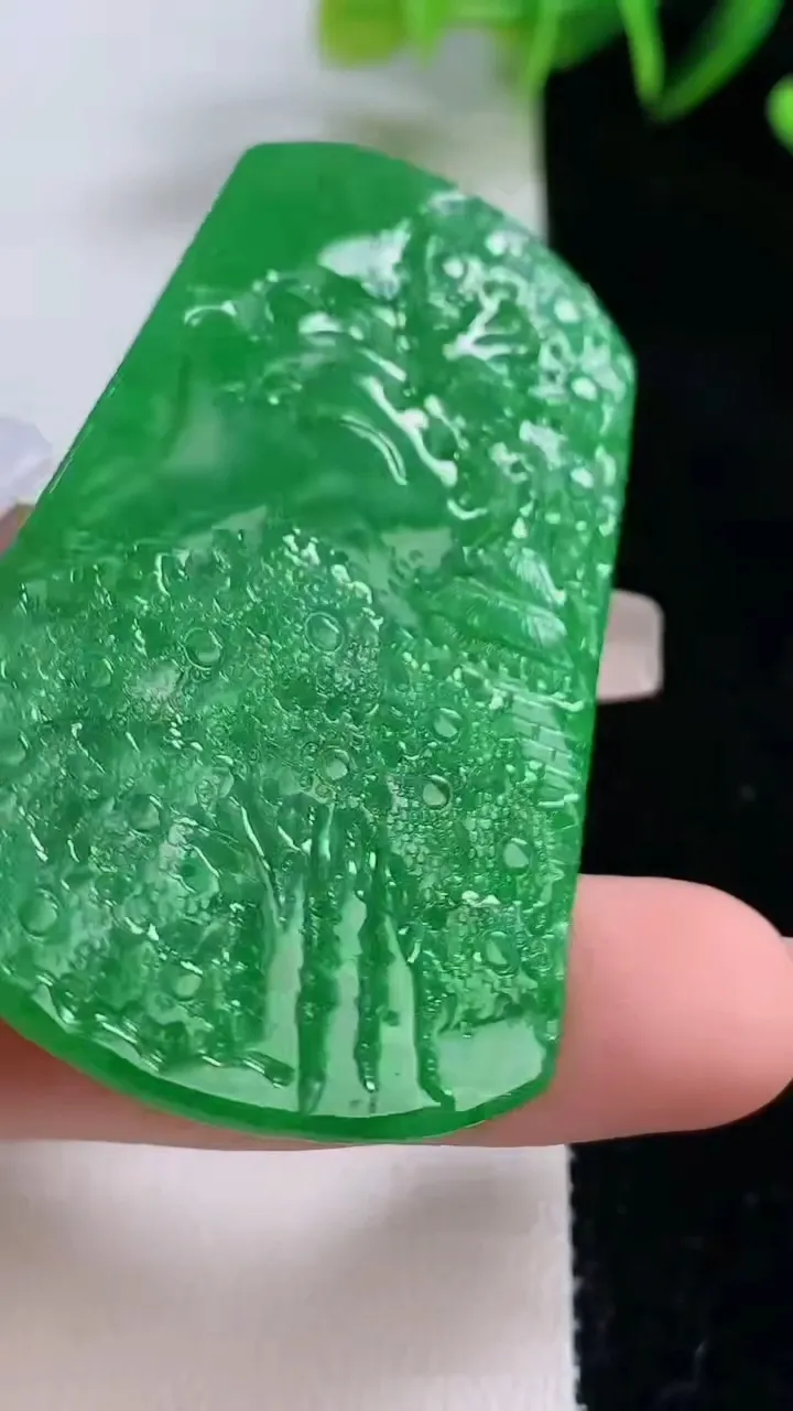 天然A货翡翠山水牌吊坠，尺寸57-38-6，重:24.84g
12月22日