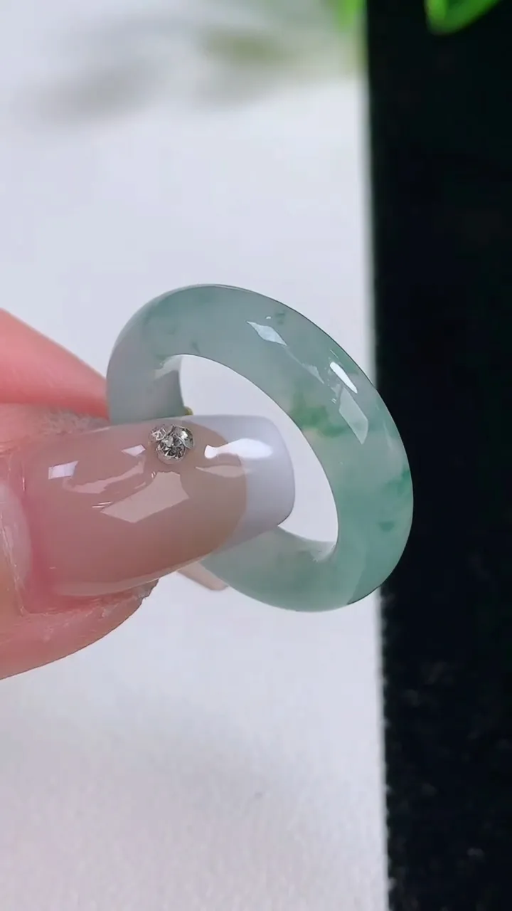 天然A货翡翠冰种飘花指环戒指，尺寸16.4-5.6-4，重量:4.03g2025年12月22日
工厂直销收藏佳品,种好水足，色泽均匀，有种有色，上手高大气！