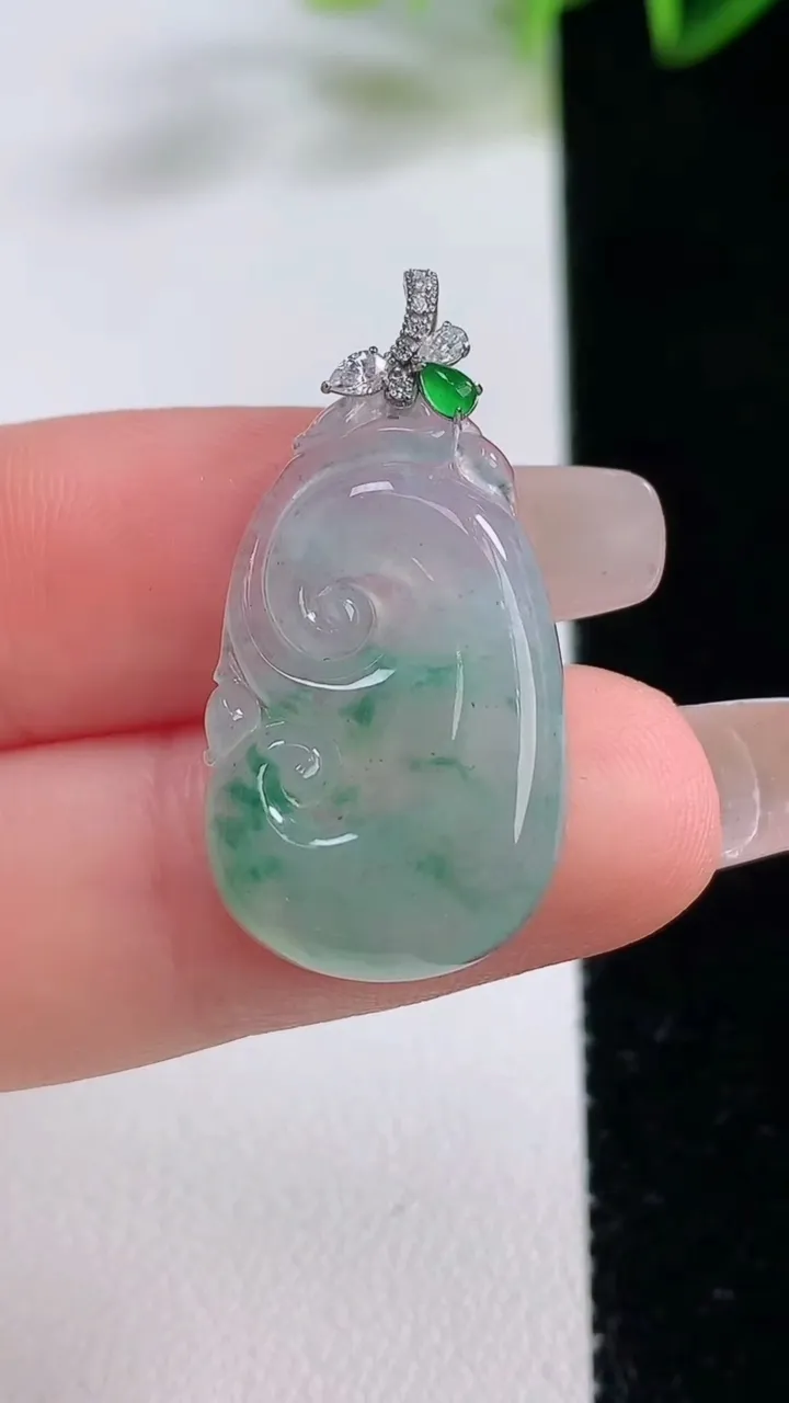 天然A货翡翠种飘花如意吊坠，尺寸25.7-15.8-3.6，重量:2.88g
12月22日