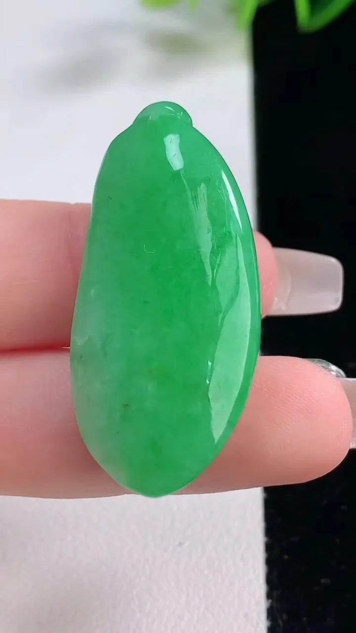 天然A货翡翠福瓜吊坠，尺寸38.5-18-11.2，重量:13.59g
12月22日