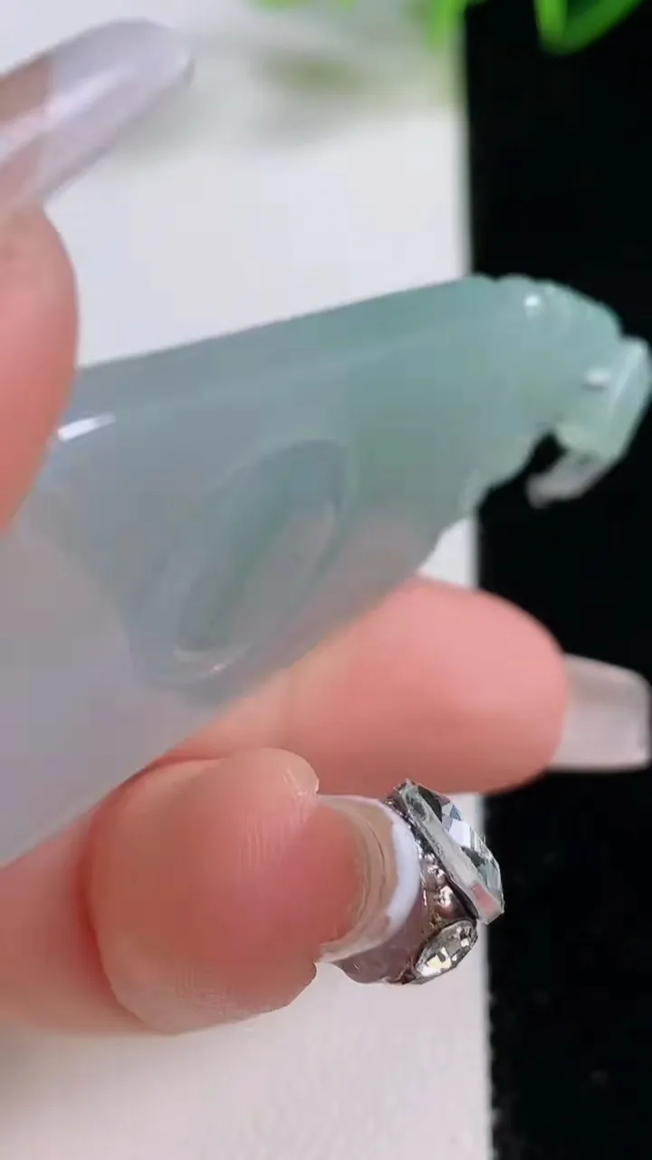 天然A货翡翠仿古无事牌吊坠，尺寸56-30.5-4，重量:15.78g
12月22日