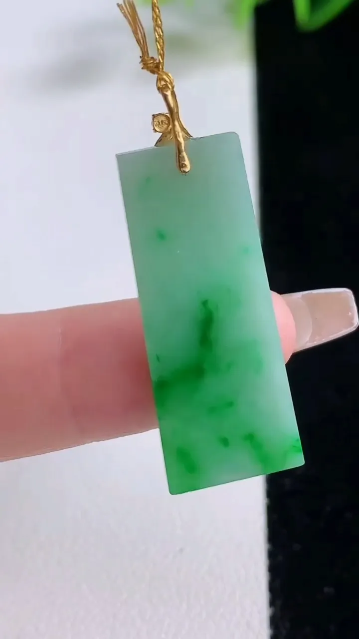 天然A货翡翠无事牌吊坠，尺寸31.2-12-2.5，重量:3.27g
12月22日