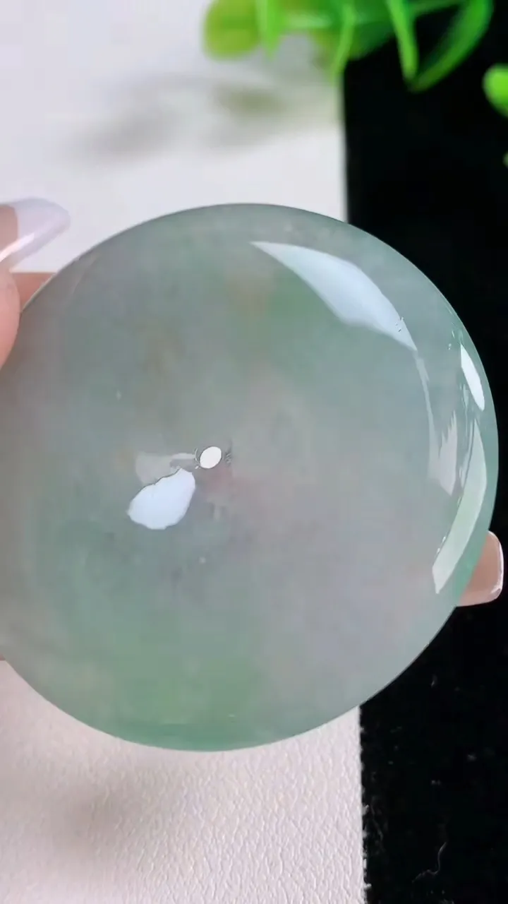 天然A货翡翠平安扣吊坠，尺寸47-6，重:30.30g
12月22日