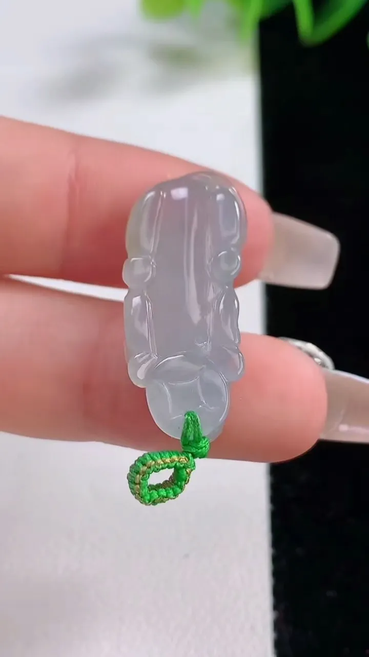 天然A货翡翠生肖牛吊坠，尺寸27-11-5.8，重量:4.14g
12月22日