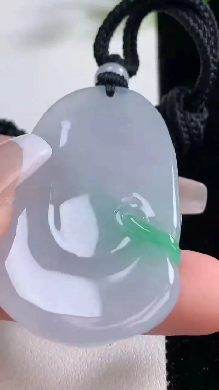 天然A货翡翠弥勒佛吊坠，尺寸49-30-8.6，重量:28.54g
12月22日