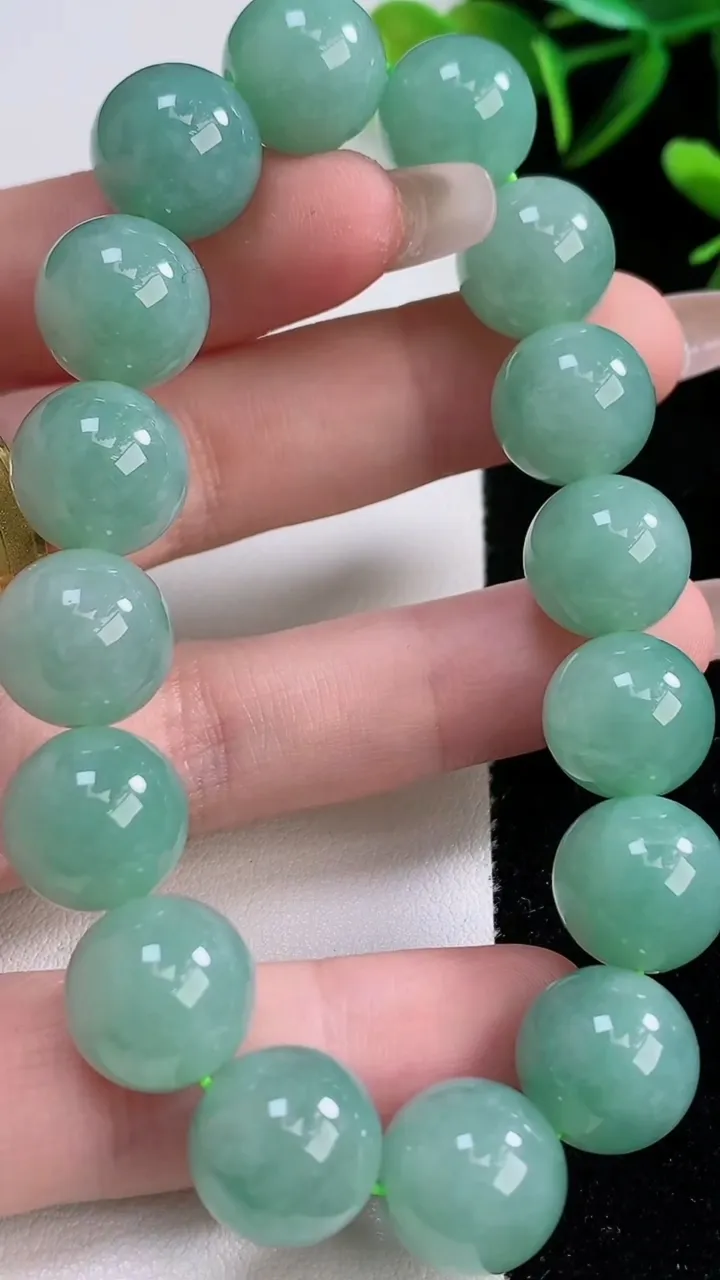 天然A货翡翠圆珠手串，尺寸12.7-16颗，重:56.61g12月22日
工厂直销收藏佳品,种好水足，色泽均匀，有种有色，上手高大气！