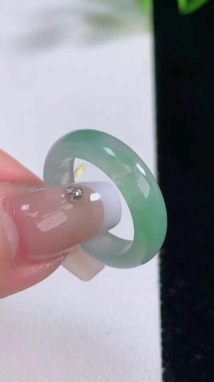 天然A货翡翠指环戒指，尺寸17.4-5.2-2.9，重量:3.38g2025年12月22日
工厂直销收藏佳品,种好水足，色泽均匀，有种有色，上手高大气！