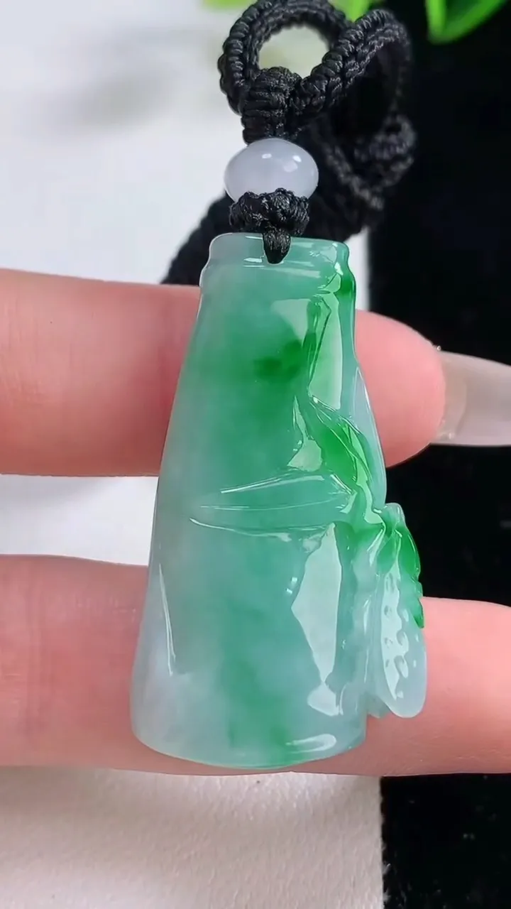 天然A货翡翠节节高升 竹节吊坠，尺寸39.4-21.5-8.4，重量:17.10g
12月22日