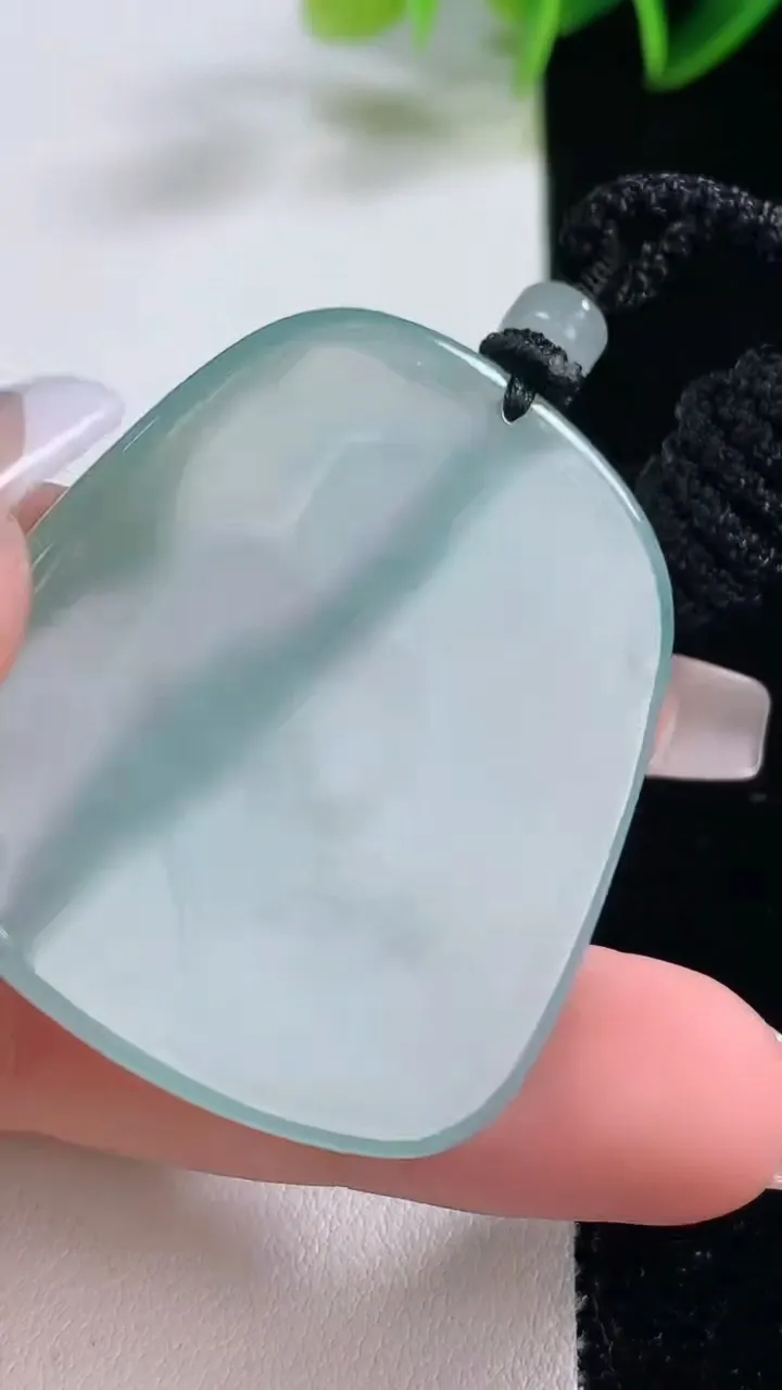 天然A货翡翠飘花大日如来吊坠，尺寸43.4-36.6-4，重量:17.30g
12月22日