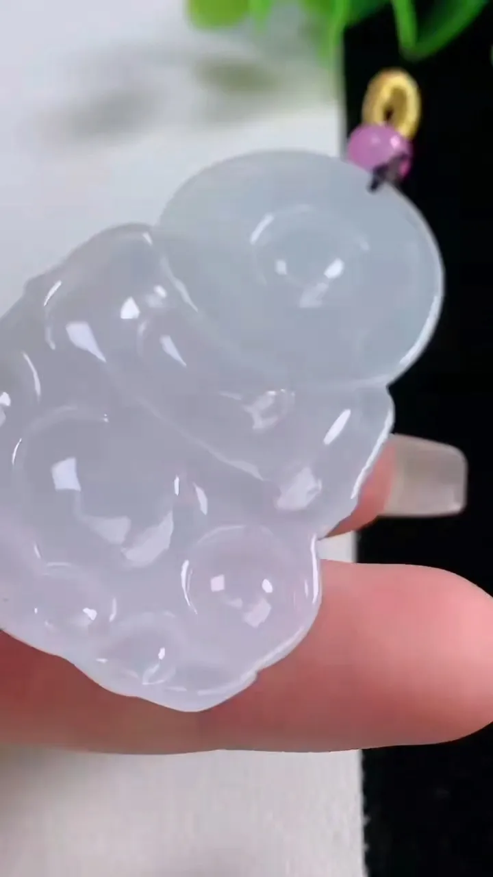 天然A货翡翠观音菩萨吊坠，尺寸57-37-5.7，重量:21.26g
12月22日