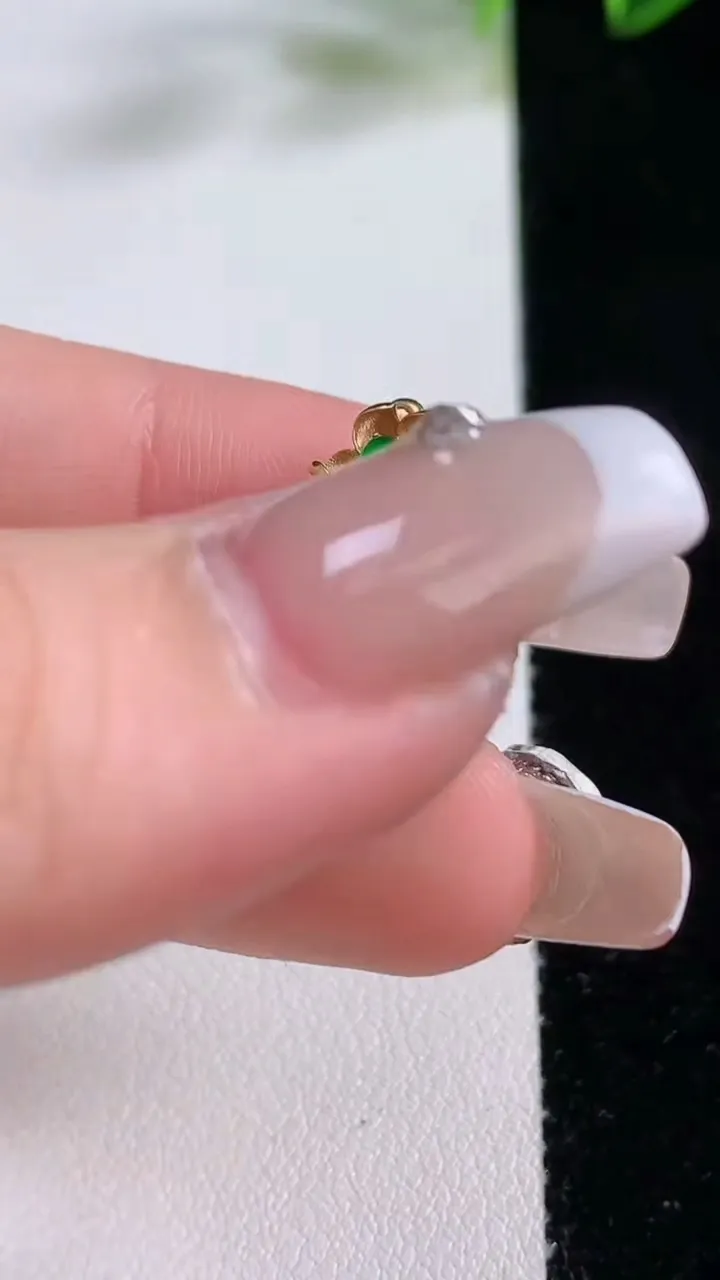 天然A货翡翠18K金紫罗兰飘花平安环吊坠，尺寸18.3-5.2，重量:3.98g
12月22日