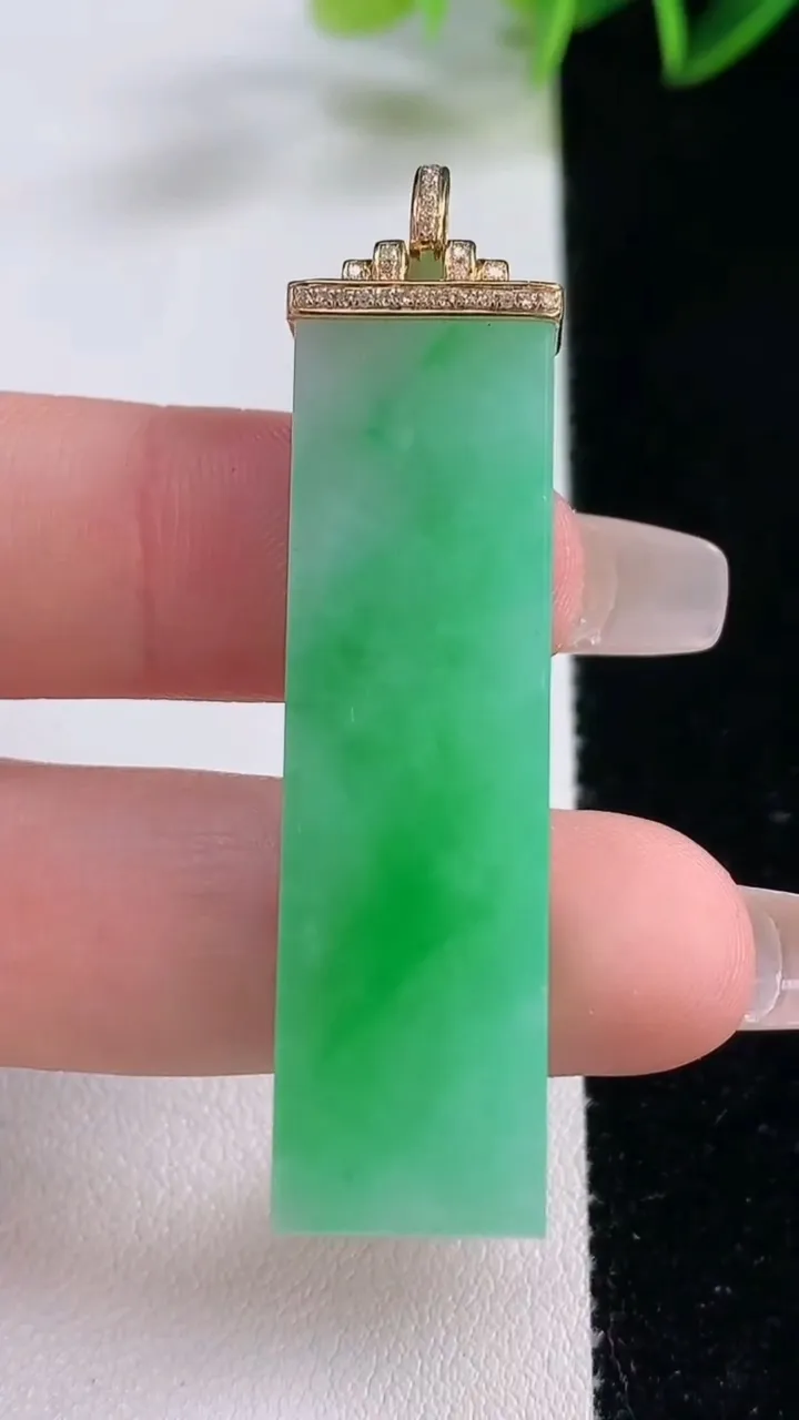 天然A货翡翠无事牌吊坠，尺寸45-12.4-6.9，重量:13.43g
12月22日