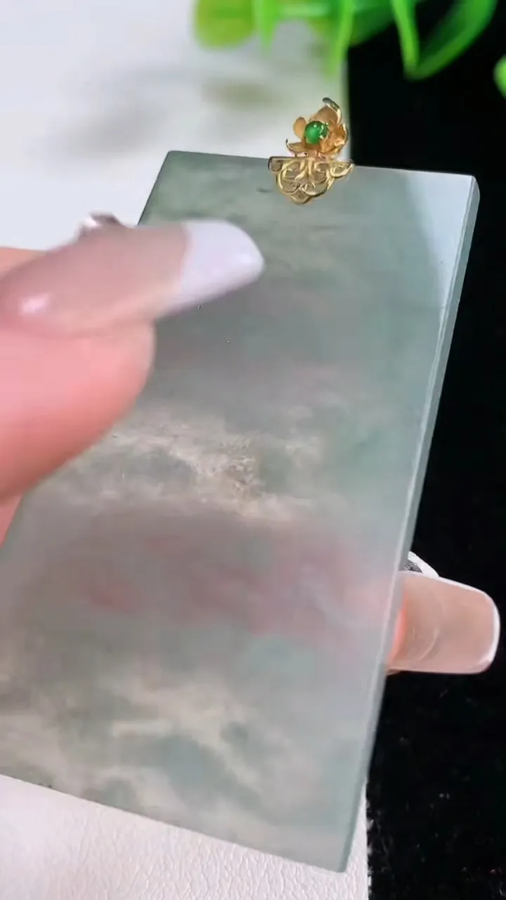 天然A货翡翠种飘花无事牌吊坠，尺寸55-33-2.8，重量:16.83g
12月22日