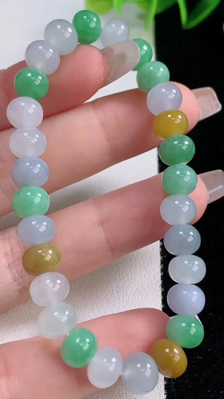 天然A货翡翠三彩算盘珠手串，尺寸4.3-6-28颗，重量:16.53g12月22日
工厂直销收藏佳品