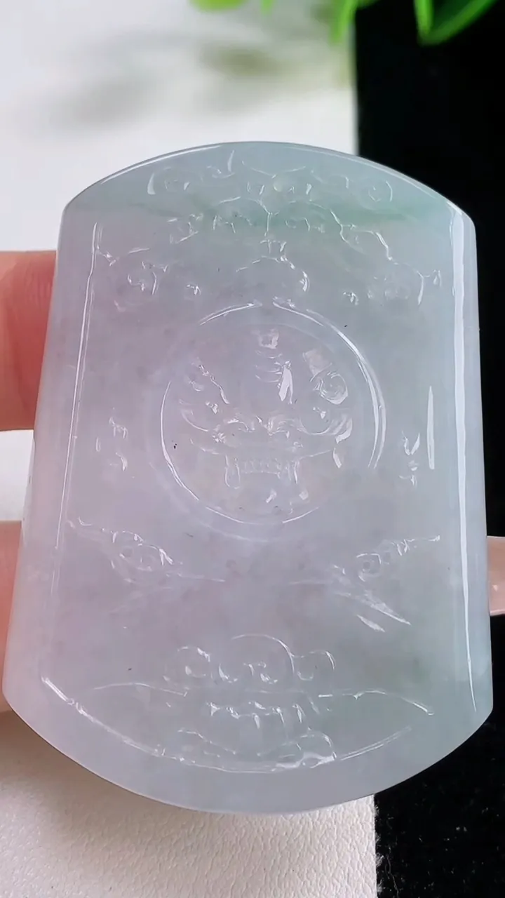 天然A货翡翠仿古无事牌吊坠，尺寸54.2-39-5，重量:30.31g
12月22日