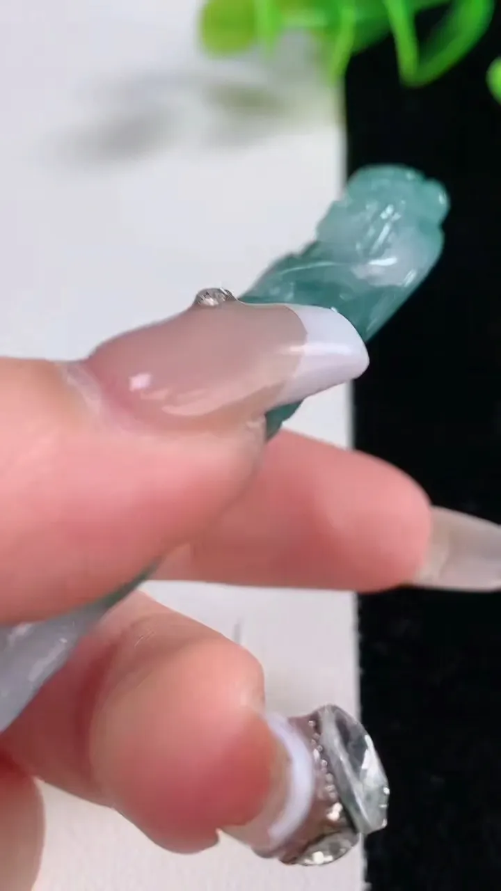 天然A货翡翠飘花大势至菩萨吊坠，尺寸77.2-26.6-9.1，重量:34.60g
12月22日