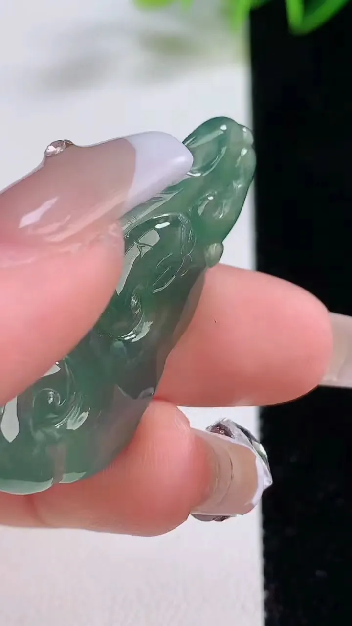 天然A货翡翠如意吊坠，尺寸42-16.4-5.3，重量:5.53g
12月22日