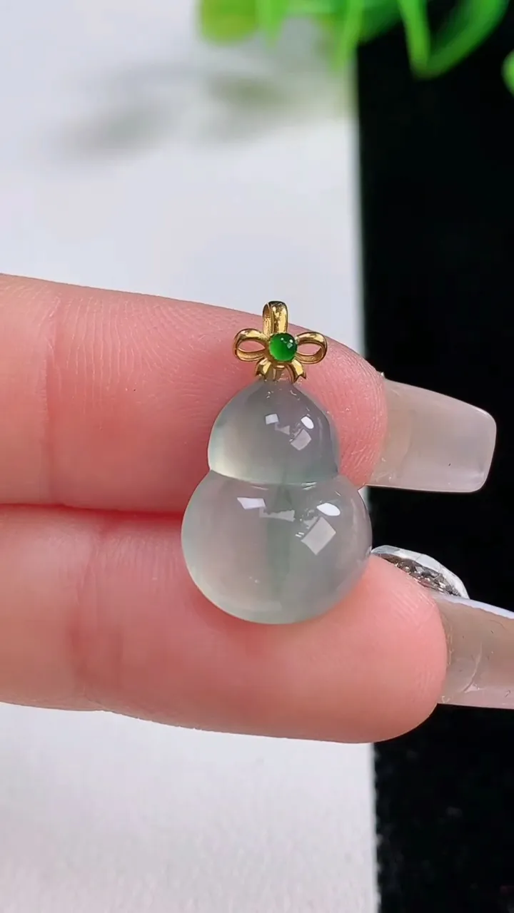 天然A货翡翠种飘花葫芦吊坠，尺寸17-12.5-4.6，重量:1.65g
12月22日