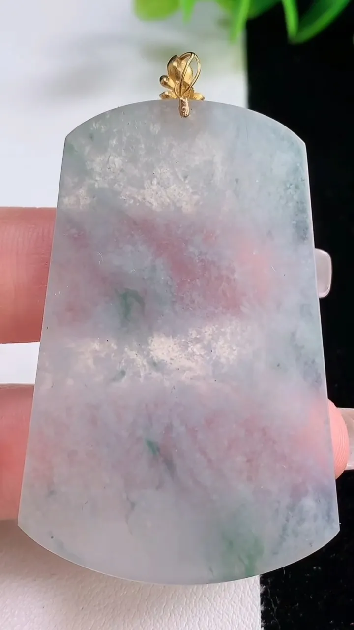 天然A货翡翠种飘花无事牌吊坠，尺寸54.5-35.3-2.9，重量:17.24g
12月22日