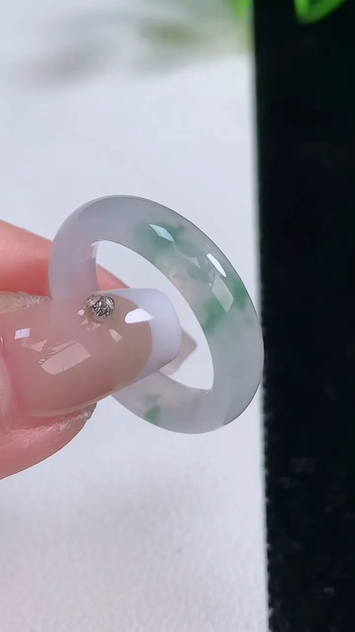天然A货翡翠冰种飘花指环戒指，尺寸18-5.2-3.2，重量:3.61g2025年12月22日
工厂直销收藏佳品,种好水足，色泽均匀，有种有色，上手高大气！
