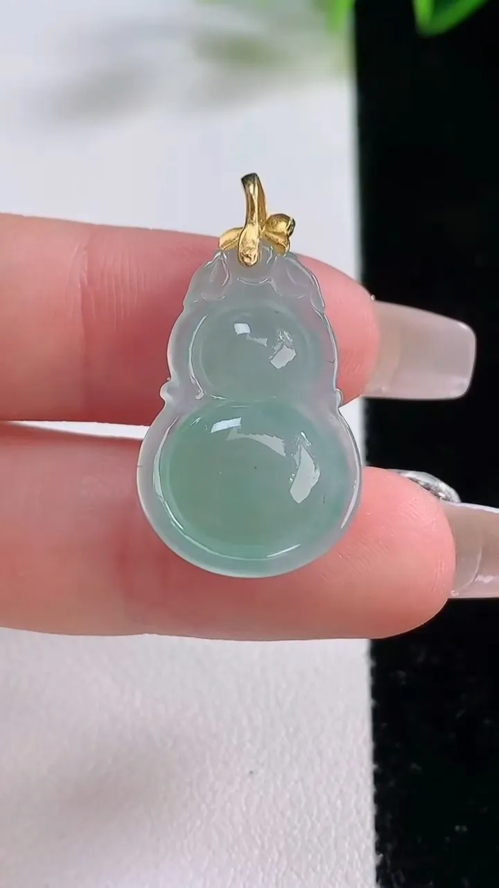 天然A货翡翠葫芦吊坠，尺寸24-15.8-6.5，重量:3.61g
12月22日