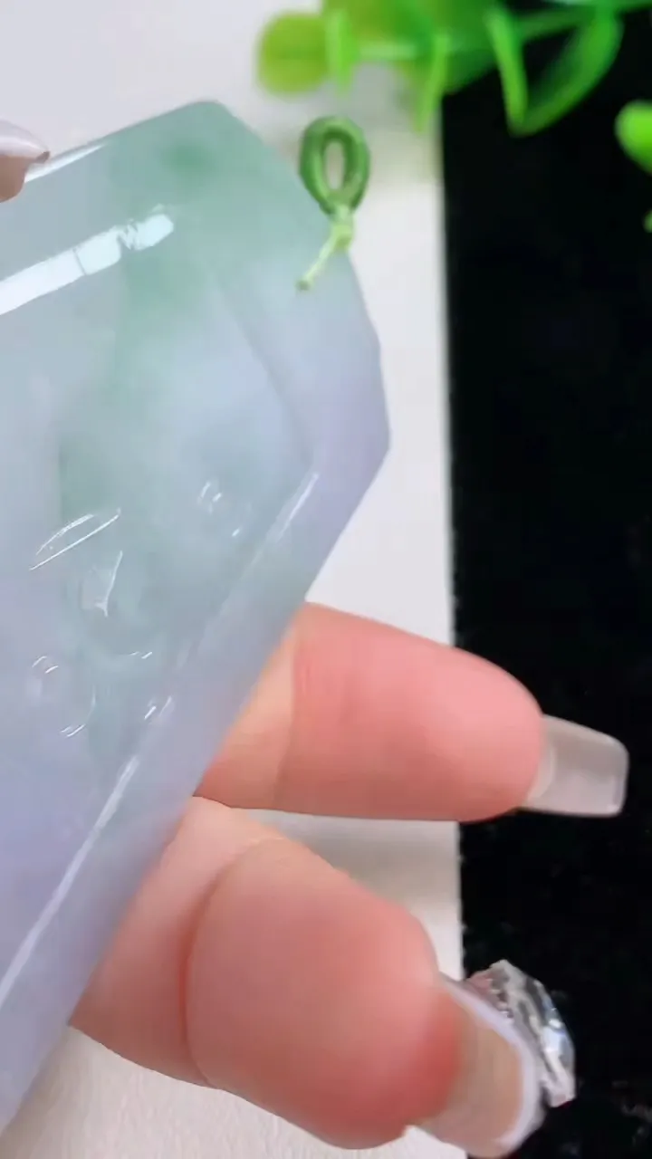 天然A货翡翠大势至菩萨吊坠，尺寸73-51.6-4.4，重量:40.91g
12月22日