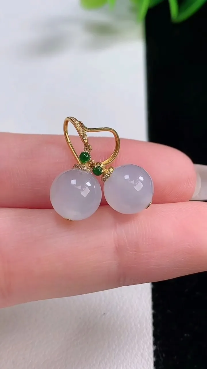天然A货翡翠种白冰圆珠耳坠，尺寸9，重量:5.24g12月22日
工厂直销收藏佳品,种好水足，色泽均匀，有种有色，上手高大气！
