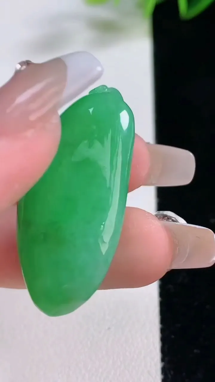 天然A货翡翠福瓜吊坠，尺寸38.5-18-11.2，重量:13.59g
12月22日