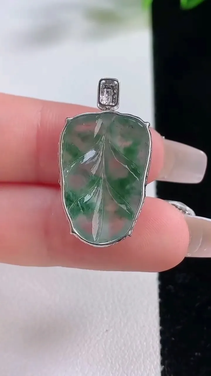 天然A货翡翠种飘花金枝玉叶 叶子吊坠，尺寸22.3-15.5-6，重量:3.64g
12月22日